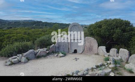 Riesen-Grab von S'Ena e Thomes, erbaut während der Bronzezeit von der Nuragic-Zivilisation Doragli, Sardinien, Italien Stockfoto