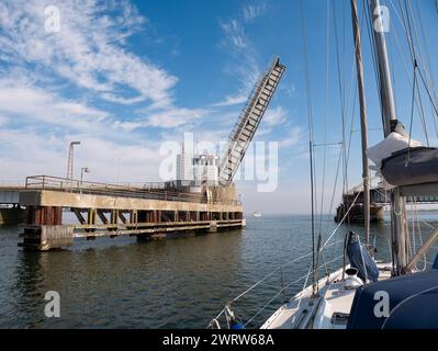 Segelboot, das durch die offene Oddesund-Brücke über die Oddesund-Straße in Limfjord, Midtjylland, Dänemark fährt Stockfoto