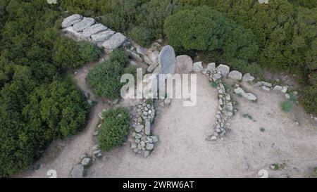 Riesen-Grab von S'Ena e Thomes, erbaut während der Bronzezeit von der Nuragic-Zivilisation Doragli, Sardinien, Italien Stockfoto