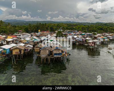 Holzhäuser auf Stelzen in Zamboanga. Mindanao, Philippinen. Drohnenansicht. Stockfoto