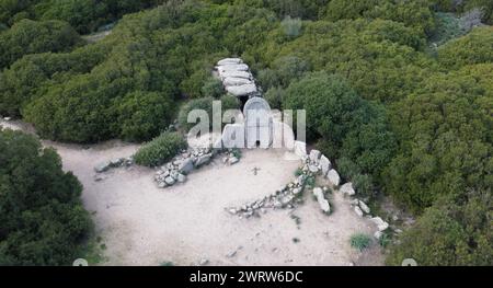 Riesen-Grab von S'Ena e Thomes, erbaut während der Bronzezeit von der Nuragic-Zivilisation Doragli, Sardinien, Italien Stockfoto