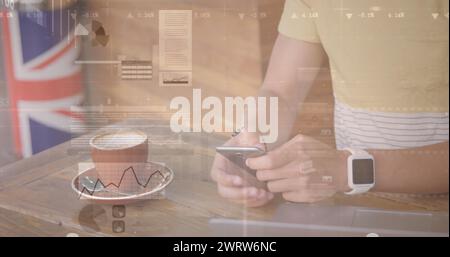 Bild der Statistik und Datenverarbeitung über den Menschen mit Smartphone Stockfoto