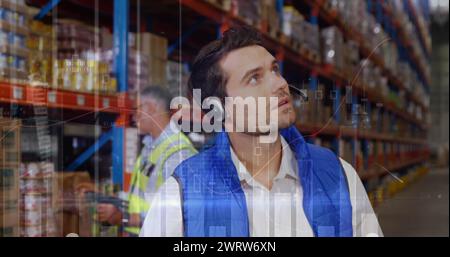 Bild der Datenverarbeitung über Personen, die im Lager arbeiten Stockfoto
