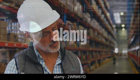 Bild der Datenverarbeitung über dem Mann, der im Lager arbeitet Stockfoto