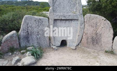 Riesen-Grab von S'Ena e Thomes, erbaut während der Bronzezeit von der Nuragic-Zivilisation Doragli, Sardinien, Italien Stockfoto