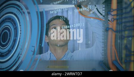 Bild der Datenverarbeitung über dem Mann, der im Lager arbeitet Stockfoto