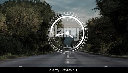 Bild: Bewegliche Uhr über Straße und Bäume Stockfoto