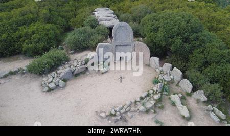 Riesen-Grab von S'Ena e Thomes, erbaut während der Bronzezeit von der Nuragic-Zivilisation Doragli, Sardinien, Italien Stockfoto