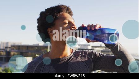 Bild von 5g-Texten über dem Trinkwasser des afroamerikanischen Mannes Stockfoto