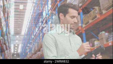 Bild der Datenverarbeitung über dem Mann, der im Lager arbeitet Stockfoto