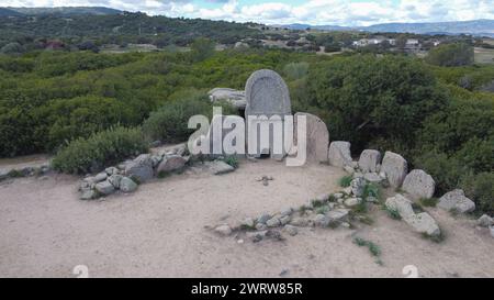 Riesen-Grab von S'Ena e Thomes, erbaut während der Bronzezeit von der Nuragic-Zivilisation Doragli, Sardinien, Italien Stockfoto