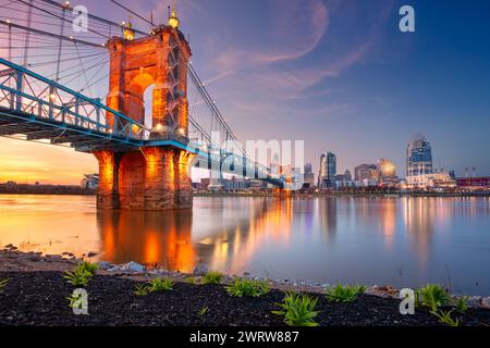 Cincinnati, Ohio, USA. Stadtbild der Skyline von Cincinnati, Ohio, USA, mit der John A. Roebling Suspension Bridge und Reflexion des Cit Stockfoto