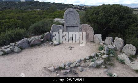 Riesen-Grab von S'Ena e Thomes, erbaut während der Bronzezeit von der Nuragic-Zivilisation Doragli, Sardinien, Italien Stockfoto