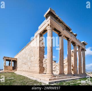 Athen, Griechenland - 2. März 2024: Das Erechtheion (oder Erechtheium, 406 v. Chr.) mit Karyatiden - antike griechische Tempel auf der Nordseite der Akropolis Stockfoto