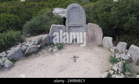 Riesen-Grab von S'Ena e Thomes, erbaut während der Bronzezeit von der Nuragic-Zivilisation Doragli, Sardinien, Italien Stockfoto