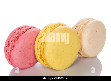 Drei süße Macarons, Makro, isoliert auf weißem Hintergrund. Stockfoto