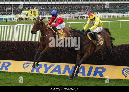 Protektorat wurde von Harry Skelton (rechts) auf dem Weg zum Sieg der Ryanair Turmjase mit Envoi Allen, der von Jockey Rachael Blackmore an zweiter Stelle am dritten Tag des Cheltenham Festivals 2024 auf der Cheltenham Racecourse gefahren wurde. Bilddatum: Donnerstag, 14. März 2024. Stockfoto