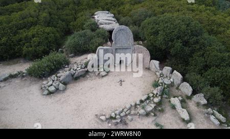 Riesen-Grab von S'Ena e Thomes, erbaut während der Bronzezeit von der Nuragic-Zivilisation Doragli, Sardinien, Italien Stockfoto