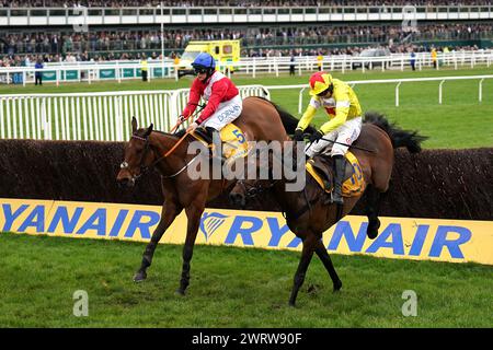 Protektorat wurde von Harry Skelton (rechts) auf dem Weg zum Sieg der Ryanair Turmjase mit Envoi Allen, der von Jockey Rachael Blackmore an zweiter Stelle am dritten Tag des Cheltenham Festivals 2024 auf der Cheltenham Racecourse gefahren wurde. Bilddatum: Donnerstag, 14. März 2024. Stockfoto