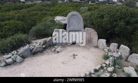 Riesen-Grab von S'Ena e Thomes, erbaut während der Bronzezeit von der Nuragic-Zivilisation Doragli, Sardinien, Italien Stockfoto