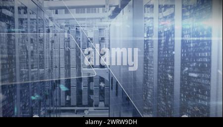 Bild der Datenverarbeitung über dem Serverraum Stockfoto