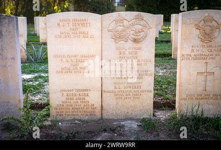 Die Gräber alliierter Flieger eines Bombers aus Wellington, der am 11. Juni 1943 im Nordafrikanischen Feldzug abgeschossen wurde, auf dem Enfidaville war Cemetery in Enfidha, Tunesien. Stockfoto