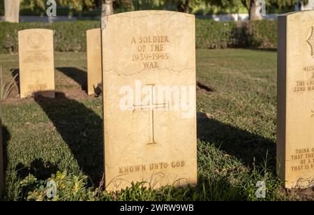 Das Grab eines unbekannten britischen Soldaten, der 1943 im Nordafrikanischen Feldzug getötet wurde, Enfidaville war Cemetery, Enfidha, Tunesien. Stockfoto