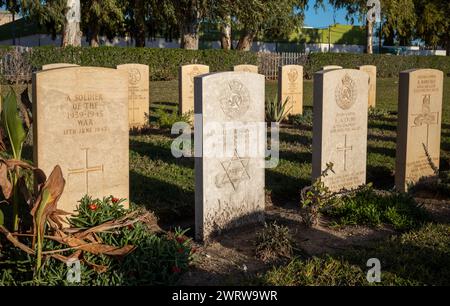 Die Gräber eines unbekannten Soldaten neben einem britischen jüdischen Soldaten, der im Juni 1943 bei der Nordafrikanischen Kampagne getötet wurde, auf dem Enfidaville war Cemetery in Enfidha Stockfoto