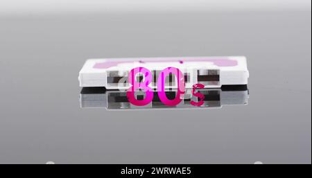 Bild des Textes der 80er Jahre über weißem Band Stockfoto
