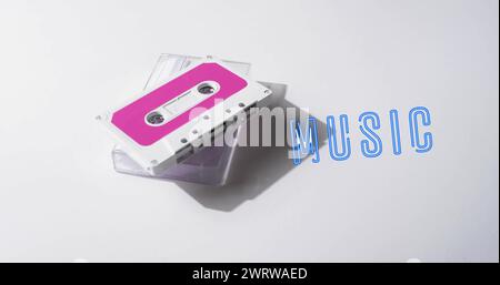 Bild des Musiktextes über Band auf weißem Hintergrund Stockfoto