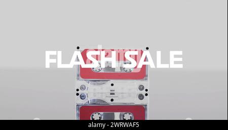 Bild: Flash-Verkaufstext und -Formen über Klebeband auf weißem Hintergrund Stockfoto