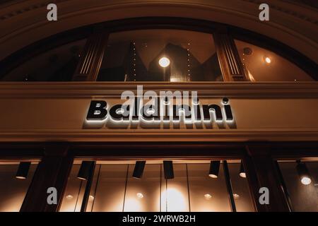 Berühmte Boutique-Marke Baldinini, goldenes Logo-Schild. Ein italienisches Unternehmen, das Schuhe und Accessoires herstellt Stockfoto