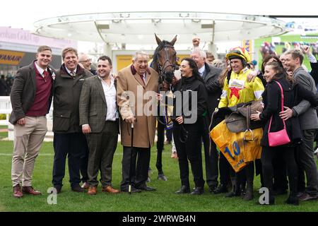 Trainer Dan Skelton (2. Links), die Teilbesitzer John Hales (Mitte links) und Sir Alex Ferguson (Mitte rechts) feiern, nachdem Prokektorat die Ryanair Tureple Chase gewann, die von Jockey Harry Skelton (3. Rechts) Racecourse gefahren wurde. Bilddatum: Donnerstag, 14. März 2024. Stockfoto