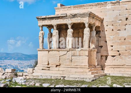 Athen, Griechenland - 2. März 2024: Sechs Karyatiden oder Karyatiden auf der Veranda des Erechtheion in Akropolis Stockfoto