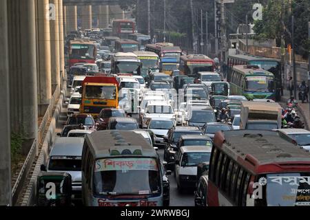 12. März 2024, Dhaka, Wari, Bangladesch: Fahrzeuge blockieren am 14. März 2024 auf einer Straße in Dhaka, Bangladesch. Der Mangel an qualifizierten Fahrern und Verkehrspolizisten, ein fehlerhaftes Verkehrssignal und die große Anzahl von Fahrzeugen gelten als Hauptgrund für Verkehrsstaus, die den Pendlern täglich Leid bereiten. (Kreditbild: © Habibur Rahman/ZUMA Press Wire) NUR REDAKTIONELLE VERWENDUNG! Nicht für kommerzielle ZWECKE! Stockfoto