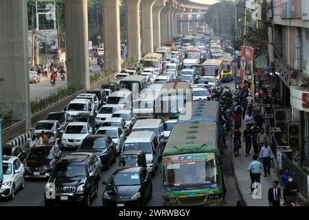 12. März 2024, Dhaka, Wari, Bangladesch: Fahrzeuge blockieren am 14. März 2024 auf einer Straße in Dhaka, Bangladesch. Der Mangel an qualifizierten Fahrern und Verkehrspolizisten, ein fehlerhaftes Verkehrssignal und die große Anzahl von Fahrzeugen gelten als Hauptgrund für Verkehrsstaus, die den Pendlern täglich Leid bereiten. (Kreditbild: © Habibur Rahman/ZUMA Press Wire) NUR REDAKTIONELLE VERWENDUNG! Nicht für kommerzielle ZWECKE! Stockfoto