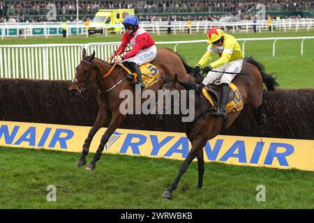 Protektorat wurde von Harry Skelton (rechts) auf dem Weg zum Sieg der Ryanair Turmjase mit Envoi Allen, der von Jockey Rachael Blackmore an zweiter Stelle am dritten Tag des Cheltenham Festivals 2024 auf der Cheltenham Racecourse gefahren wurde. Bilddatum: Donnerstag, 14. März 2024. Stockfoto