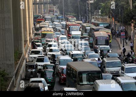 12. März 2024, Dhaka, Wari, Bangladesch: Fahrzeuge blockieren am 14. März 2024 auf einer Straße in Dhaka, Bangladesch. Der Mangel an qualifizierten Fahrern und Verkehrspolizisten, ein fehlerhaftes Verkehrssignal und die große Anzahl von Fahrzeugen gelten als Hauptgrund für Verkehrsstaus, die den Pendlern täglich Leid bereiten. (Kreditbild: © Habibur Rahman/ZUMA Press Wire) NUR REDAKTIONELLE VERWENDUNG! Nicht für kommerzielle ZWECKE! Stockfoto