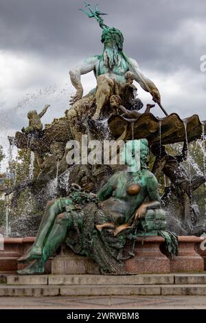 September 2022 - Brunnen mit dem römischen Gott des Wassers Neptun und 4 Frauen, die Preußens Hauptflüsse in Berlin, der Hauptstadt Deutschlands, repräsentieren Stockfoto