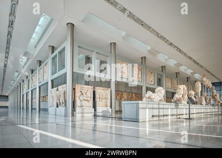 Athen, Griechenland - 2. März 2024: Innenansicht des neuen Akropolis-Museums in Athen. Entworfen vom schweizerisch-französischen Architekten Bernard Tschumi Stockfoto