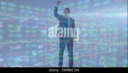 Bild von Finanzdaten über einen kaukasischen Geschäftsmann Stockfoto