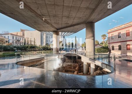 Athen, Griechenland - 2. März 2024: Eingang des neuen Akropolis-Museums und archäologischer Überreste in Athen. Entworfen von Bernard Tschumi Stockfoto