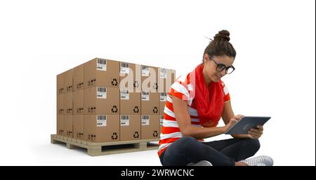 Bild einer Frau, die ein Tablet mit Schachteln auf weißem Hintergrund verwendet Stockfoto