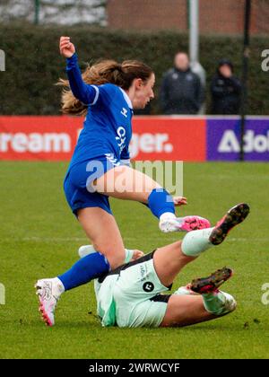 England, 10. März 2024: Everton-Mittelfeldspieler Clare Wheeler (7) in einem fliegenden Tackle während des Viertelfinals des FA Cup der Damen zwischen Everton und Chelsea im Walton Hall Park Stadium (Jayde Chamberlain/SPP) Stockfoto