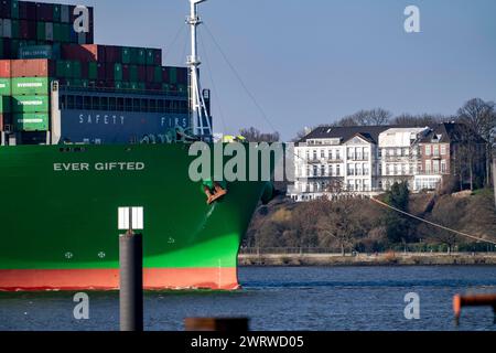 Containerschiff, das jemals begabt ist, fährt in den Hamburger Hafen an der Elbe ein, die Reederei Evergreen, Singapur, 399 m lang, kann über 20.000 Container transportieren Stockfoto