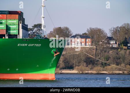 Containerschiff, das jemals begabt ist, fährt in den Hamburger Hafen an der Elbe ein, die Reederei Evergreen, Singapur, 399 m lang, kann über 20.000 Container transportieren Stockfoto