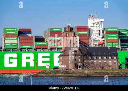 Containerschiff, das jemals begabt ist, fährt in den Hamburger Hafen an der Elbe ein, die Reederei Evergreen, Singapur, 399 m lang, kann über 20.000 Container transportieren Stockfoto