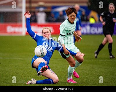 England, 10. März 2024: Everton-Mittelfeldspieler Lucy Hope (17) versucht, den Ball während des Viertelfinales des FA-Cups zwischen Everton und Chelsea im Walton Hall Park Stadium (Jayde Chamberlain/SPP) zu halten. Stockfoto