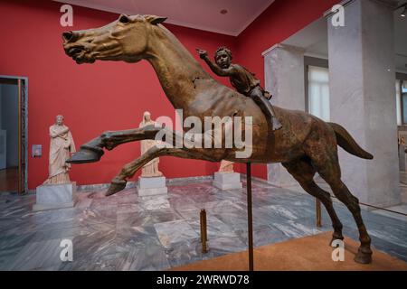 Athen, Griechenland - 03. März 2024: Bronzestatue eines Jungen, der auf einem Rennpferd reitet, im Archäologischen Nationalmuseum Stockfoto