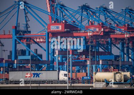 Hafen Hamburg, Waltershofer Hafen, Autobahn A7, Containerschiff, HHLA Containerterminal Burchardkai, Hamburg, Deutschland Stockfoto